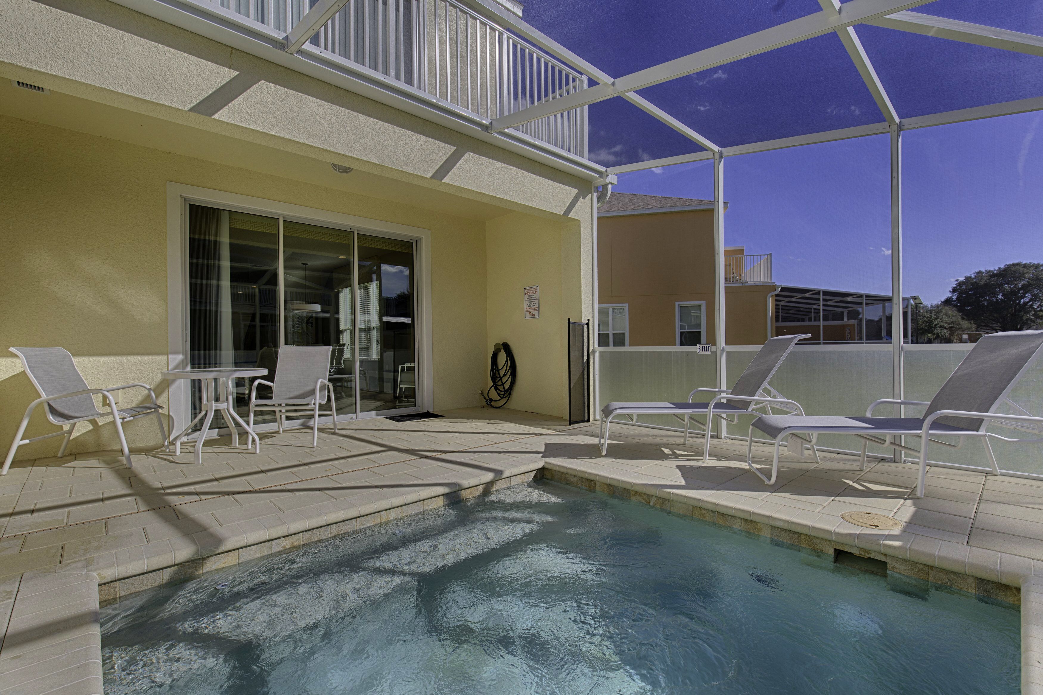★Modern 8 Guest End Town Home - Pool & Balcony ✈