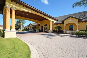 Exterior - Steps from Clubhouse, South Facing Pool, Gated Resort Community w/ tons of Amenities, Free WiFi!! (Kissimmee)