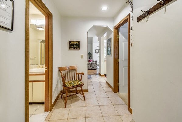 Interior - Colony Club C12 Located in the heart of Killington is a beautiful spacious townhouse with plenty of space for multiple families to vacation together. (please note this unit has NO AIR CONDITIONING) (Killington)