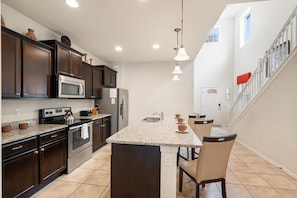 Frigorifero, microonde, forno, piano cottura