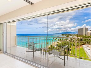 Ein Balkon mit Blick auf das Meer und die Stadtlandschaft.