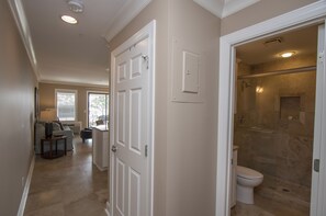 Dusche, Haartrockner, Handtücher