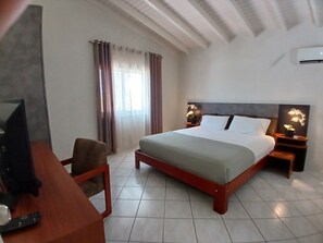 3 chambres, coffres-forts dans les chambres, bureau