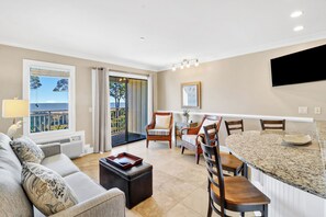 TV - Oceanfront Paradise! Only Steps from the Beach (Hilton Head Island)