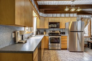 Frigorifero, microonde, piano cottura, lavastoviglie