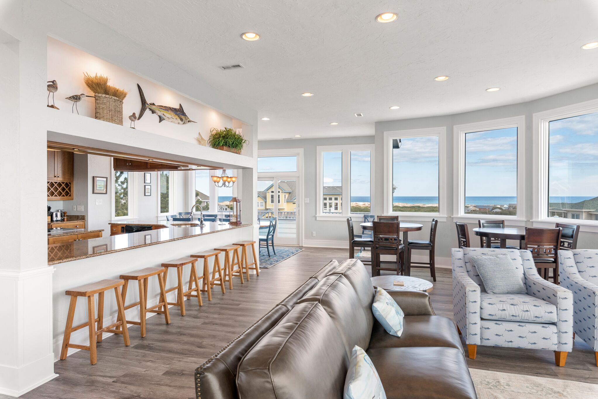 تلفزيون، مدفأة، مكتب