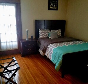 3 soverom, skrivebord, strykejern/-brett og reiseseng for barn