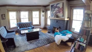 Smart TV, fireplace