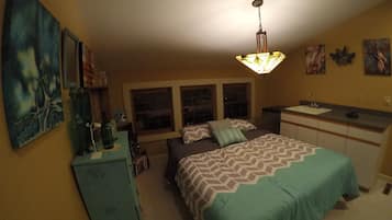 3 slaapkamers, een bureau, een strijkplank/strijkijzer, reisbedje