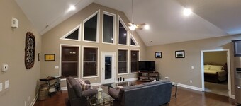 Maison de montagne nouvellement construite avec garage!Vues magnifiques, mais proche de la ville! 