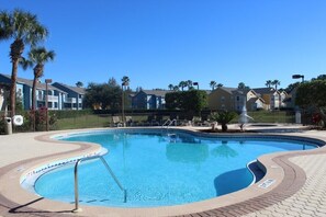 Outdoor pool - Updated 3 bed 2 bath townhome with screened porch and heated community pool & spa in small gated community at Mango Key near Disney, Orlando, Florida (Kissimmee)