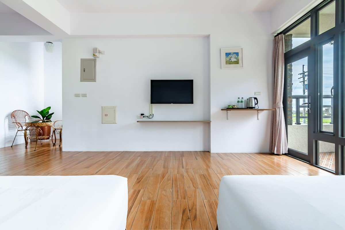 Deluxe Quadruple Room, Bathtub | Desk, blackout drapes, soundproofing, free WiFi