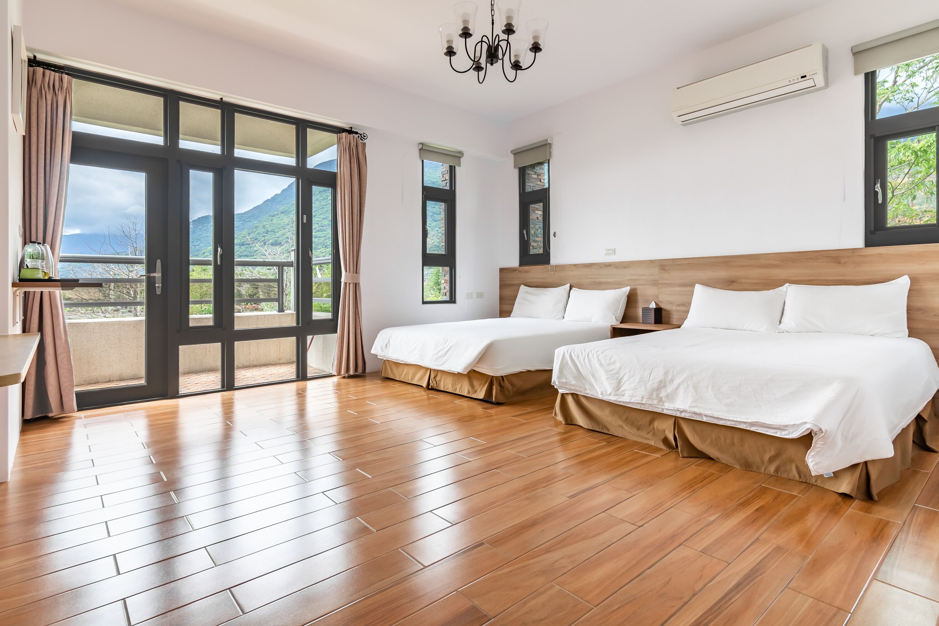 Deluxe-værelse til 4 personer - badekar | Skrivebord, mørklægningsgardiner, lydisolering, gratis Wi-Fi