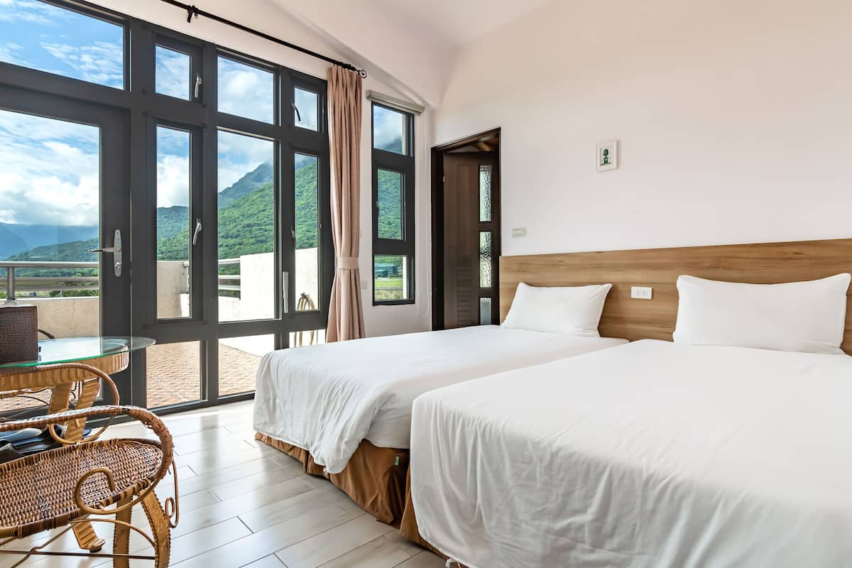 Standard Twin Room, Patio | Desk, blackout drapes, soundproofing, free WiFi