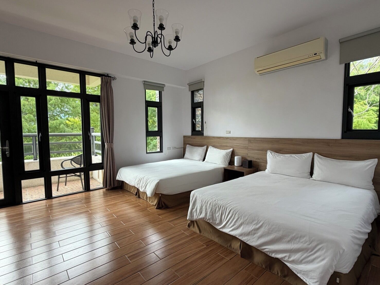 Desk, blackout curtains, soundproofing, free WiFi