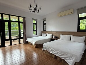 Escritorio, cortinas blackout, sistema de insonorización y wifi gratis 