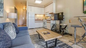 Een moderne woonkamer met een bank, salontafel en televisie.