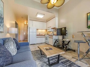 TV - Open Suite w/Park View, AC,Kitchen, Flat Screen, Washer/Dryer–Waikīkī Shore 214 (HONOLULU)