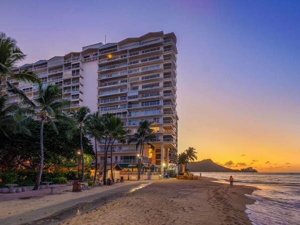 Beach - Open Suite w/Park View, AC,Kitchen, Flat Screen, Washer/Dryer–Waikīkī Shore 214 (HONOLULU)