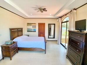3 bedrooms, WiFi, bed sheets - Beach Front Jaco House - Gated & Great Views - Steps to the Waves (Jacó)