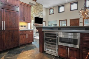 Jääkaappi, mikroaaltouuni, liesi, astianpesukone