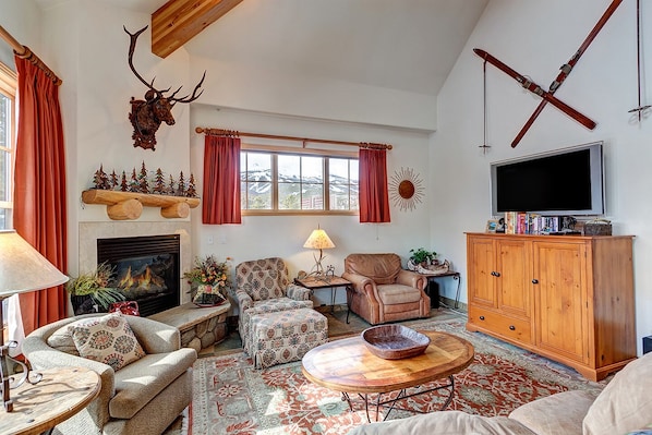TV, fireplace