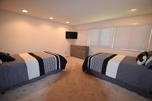 2 bedrooms, iron/ironing board, free Internet