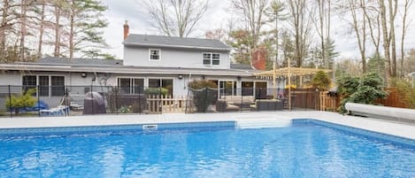Una piscina al aire libre, una piscina climatizada