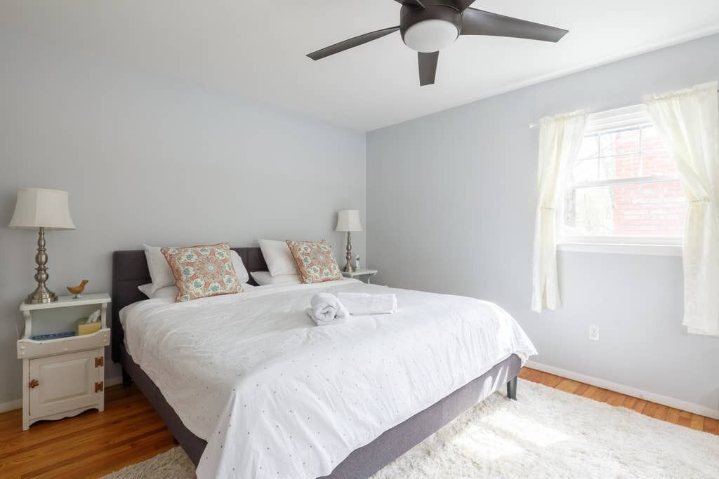 5 bedrooms, in-room safe, desk, iron/ironing board