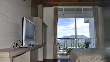 Habitació familiar, balcó | Cortines opaques, wifi gratuïta i roba de llit
