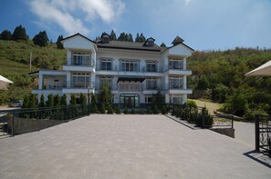 Front of property - Star Villa Cingjing (Ren'ai)