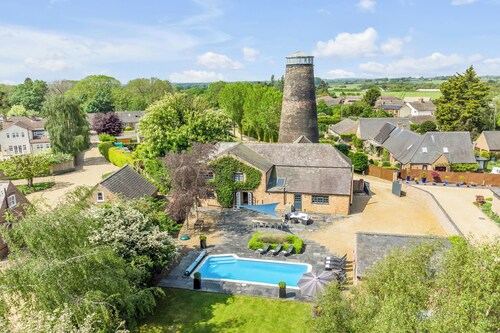 7 Storey Listed Windmill, dog friendly  with outdoor pool & bbq