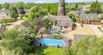 7 Storey Listed Windmill, dog friendly with outdoor pool & bbq