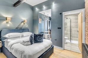 7 bedrooms, desk, iron/ironing board, free WiFi - 7 Storey Listed Windmill, dog friendly with outdoor pool & bbq (Stoke Ferry)