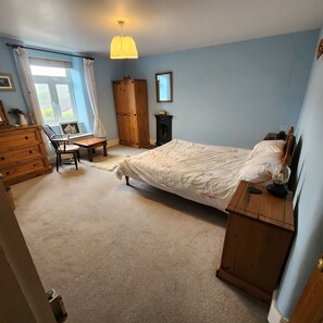 2 chambres, fer et planche à repasser, Wi-Fi, draps fournis