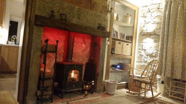 A cozy room with a fireplace, a bookshelf, and a rocking chair. - Character cottage (18c) on the edge of historic Belper (Belper)
