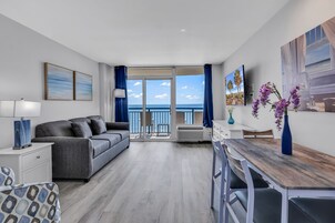 Appartamento Signature, 1 camera da letto, balcone, vista spiaggia | Area soggiorno | Smart TV 40 pollici con canali digitali