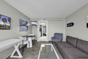 Bloc d'apartaments Premier, 1 dormitori, balcó, vistes a l'oceà | Zona de menjador de l'habitació