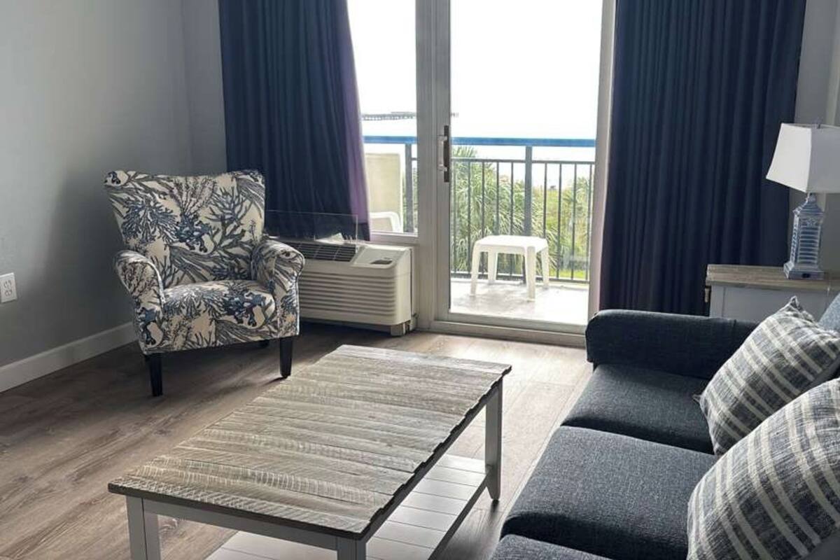 Exclusive Condo, 1 Bedroom, Balcony, Ocean View | Living room | 40-inch Smart TV with digital channels