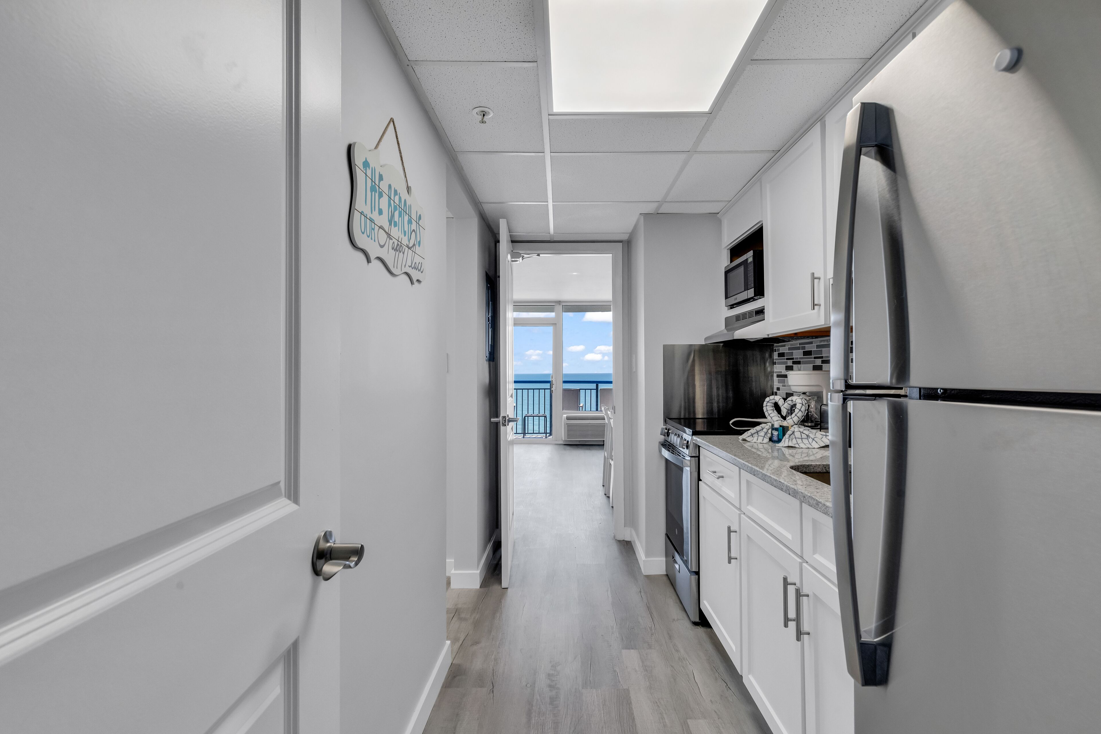 Condo com design assinado, 1 quarto, sacada, vista para a praia | Cozinha privada | Geladeira, micro-ondas, cooktop, cafeteira/chaleira