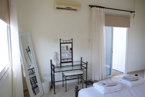 4 chambres, coffres-forts dans les chambres, fer et planche à repasser