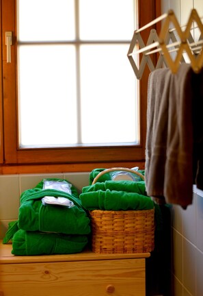 Shower, hair dryer, bathrobes, towels - Apartment with garden, balcony & private beach 4d (Oberdorf)