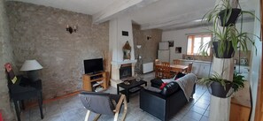 Fernseher, Kamin, DVD-Player, Tischtennisplatte