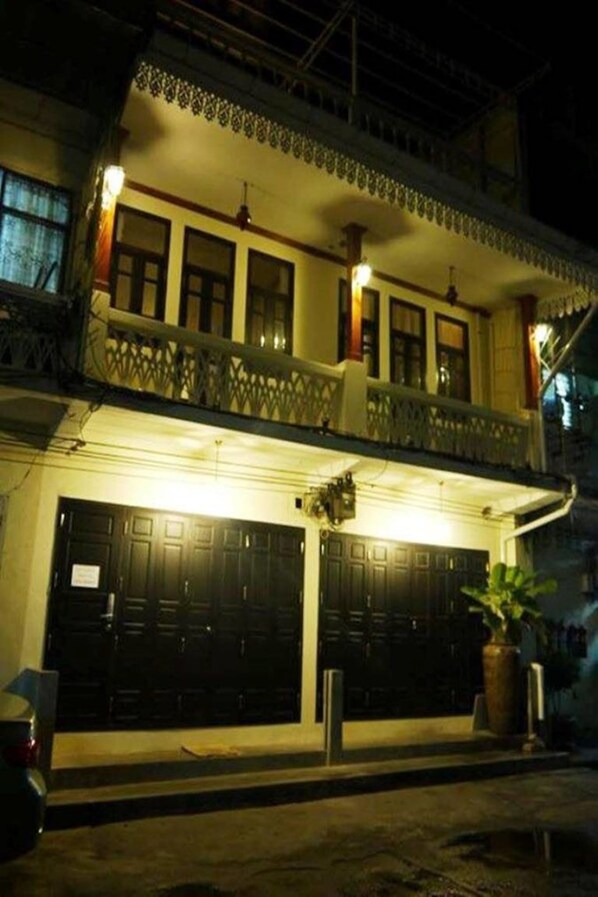 Bagian depan properti - sore/malam