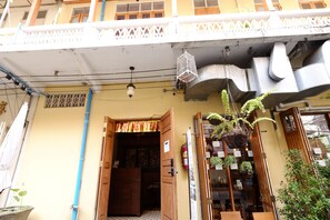Pintu masuk properti