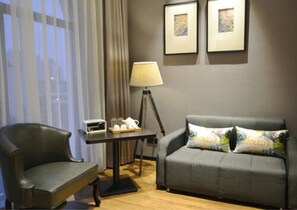 グランド スイート | リビング エリア | 42 インチの薄型テレビ (衛星放送視聴可)、テレビ