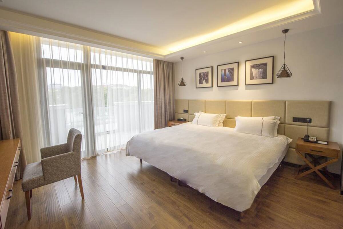 Habitación romántica, terraza | Caja fuerte, escritorio, cortinas opacas y sistema de insonorización