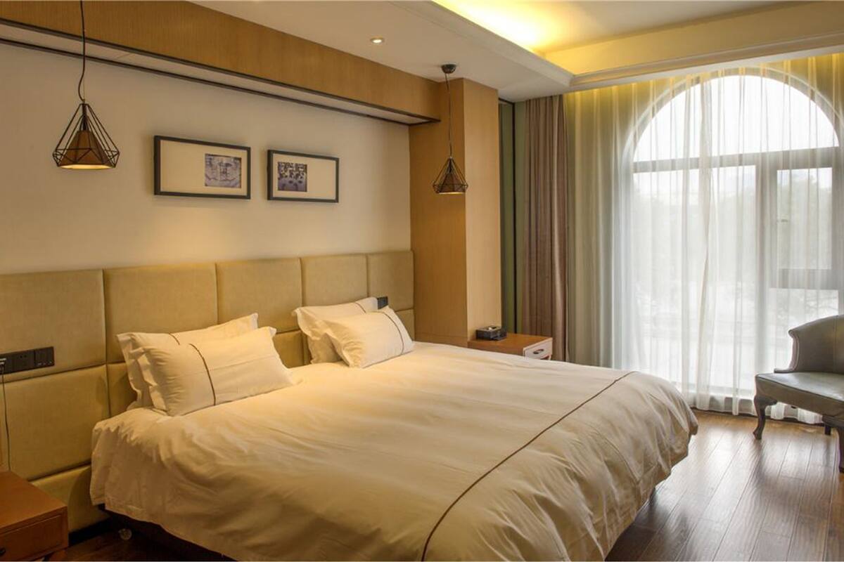 Habitación Business | Caja fuerte, escritorio, cortinas opacas y sistema de insonorización