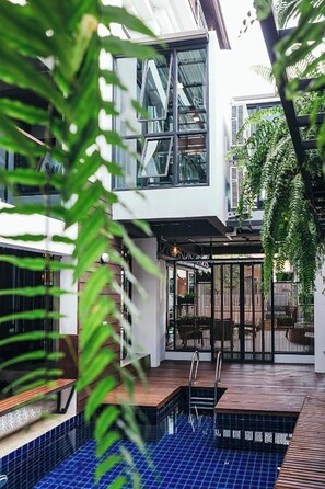 Hồ bơi ngoài trời