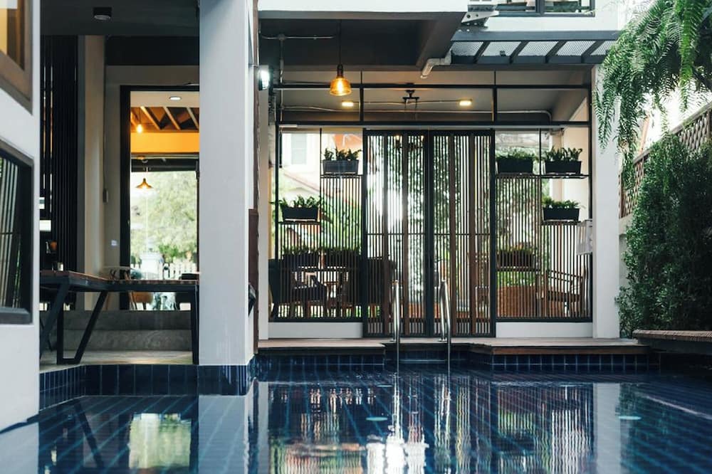 33 Poshtel
